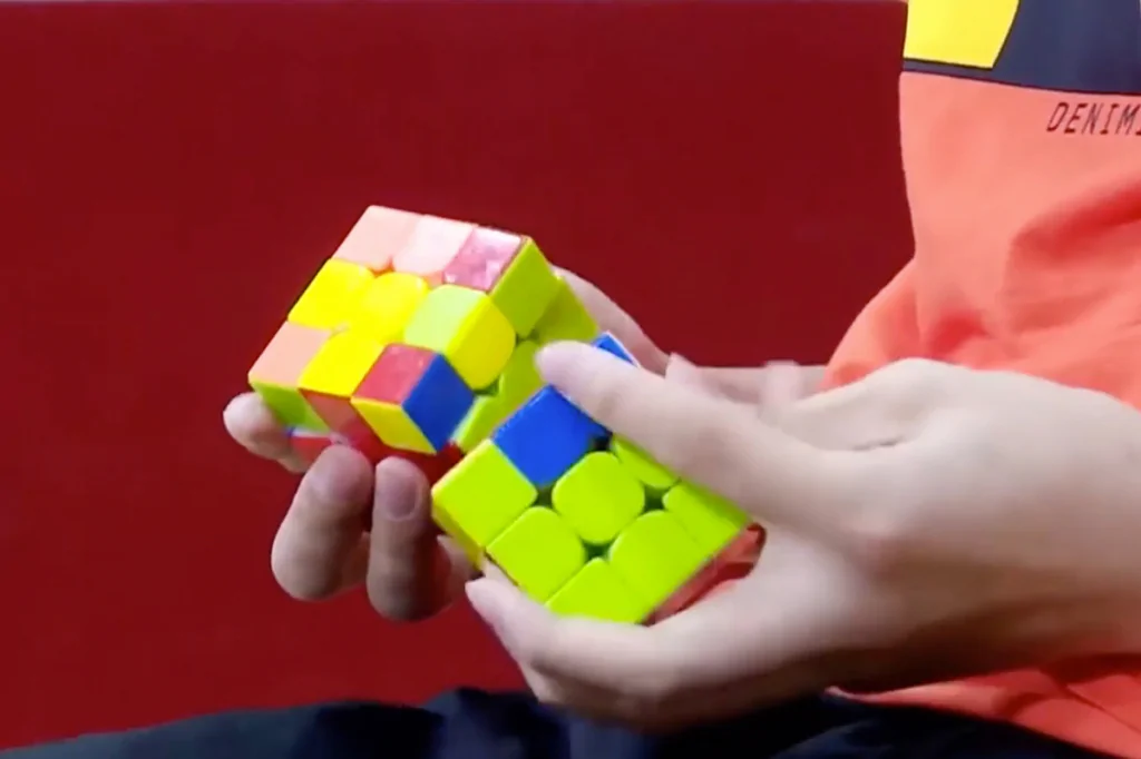 китаец собрал кубик рубика