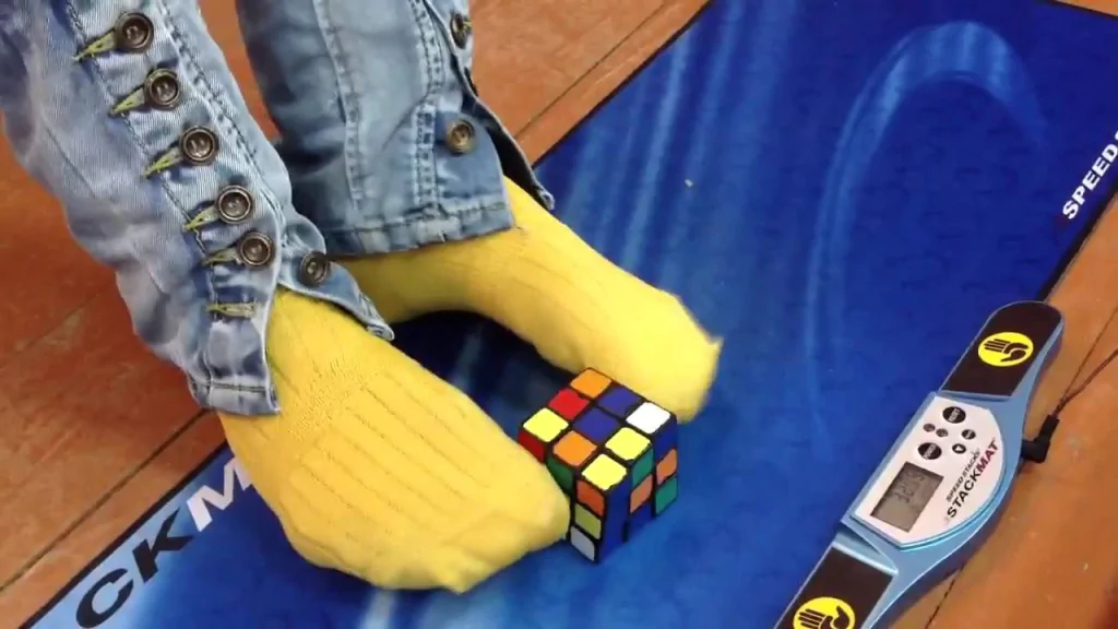 Сборка кубика Рубика ногами