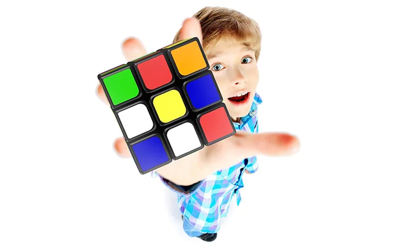 ребёнок с кубиком рубика