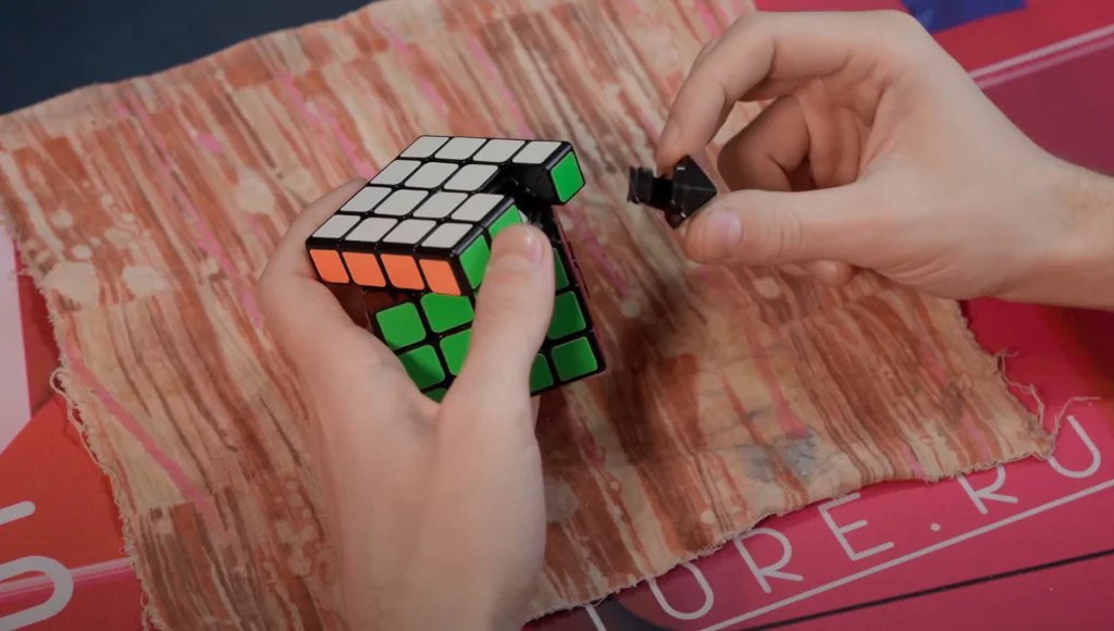Как механически разобрать кубик Рубика 4х4х4