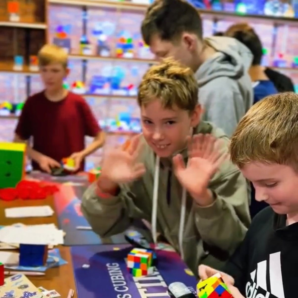 соревнования по сборке кубика рубика