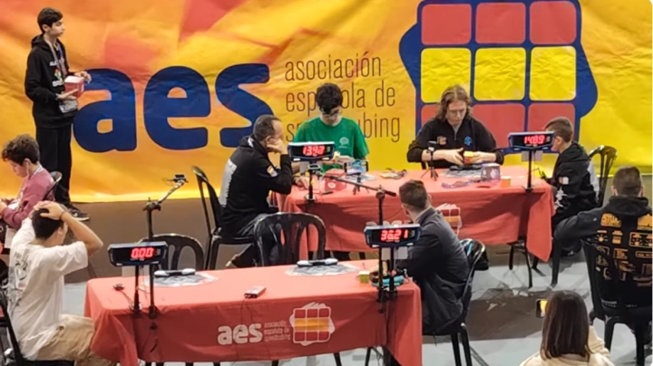 Мировой рекорд по сборке кубика Рубика 4x4x4