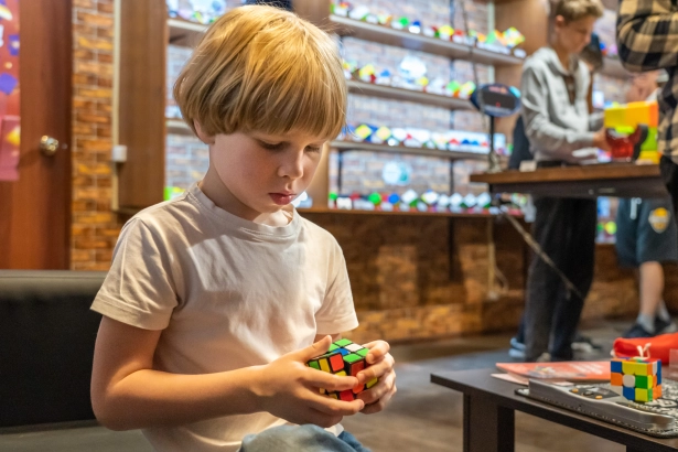 Кубик Рубика для детей: какой выбрать и с чего начать обучение