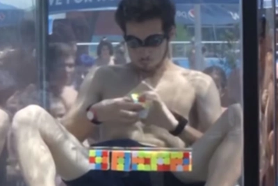 Установлен новый рекорд по сборке кубика Рубика под водой