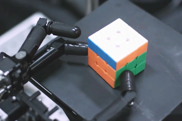 Робота с тремя пальцами научили собирать кубик Рубика