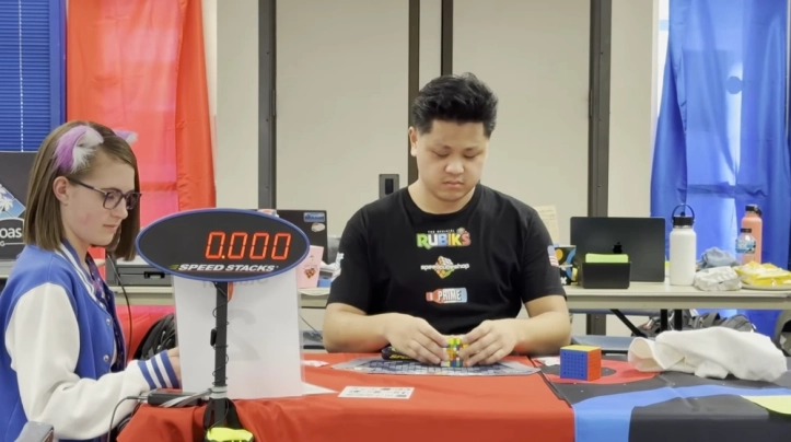 Мировой рекорд по сборке кубика Рубика 7x7x7