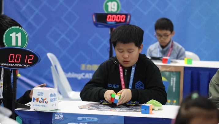 Мировой рекорд по сборке кубика Рубика 2x2x2