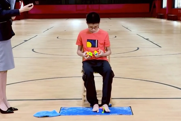 Китайский мальчик сложил одновременно три кубика рубика за 96 секунд
